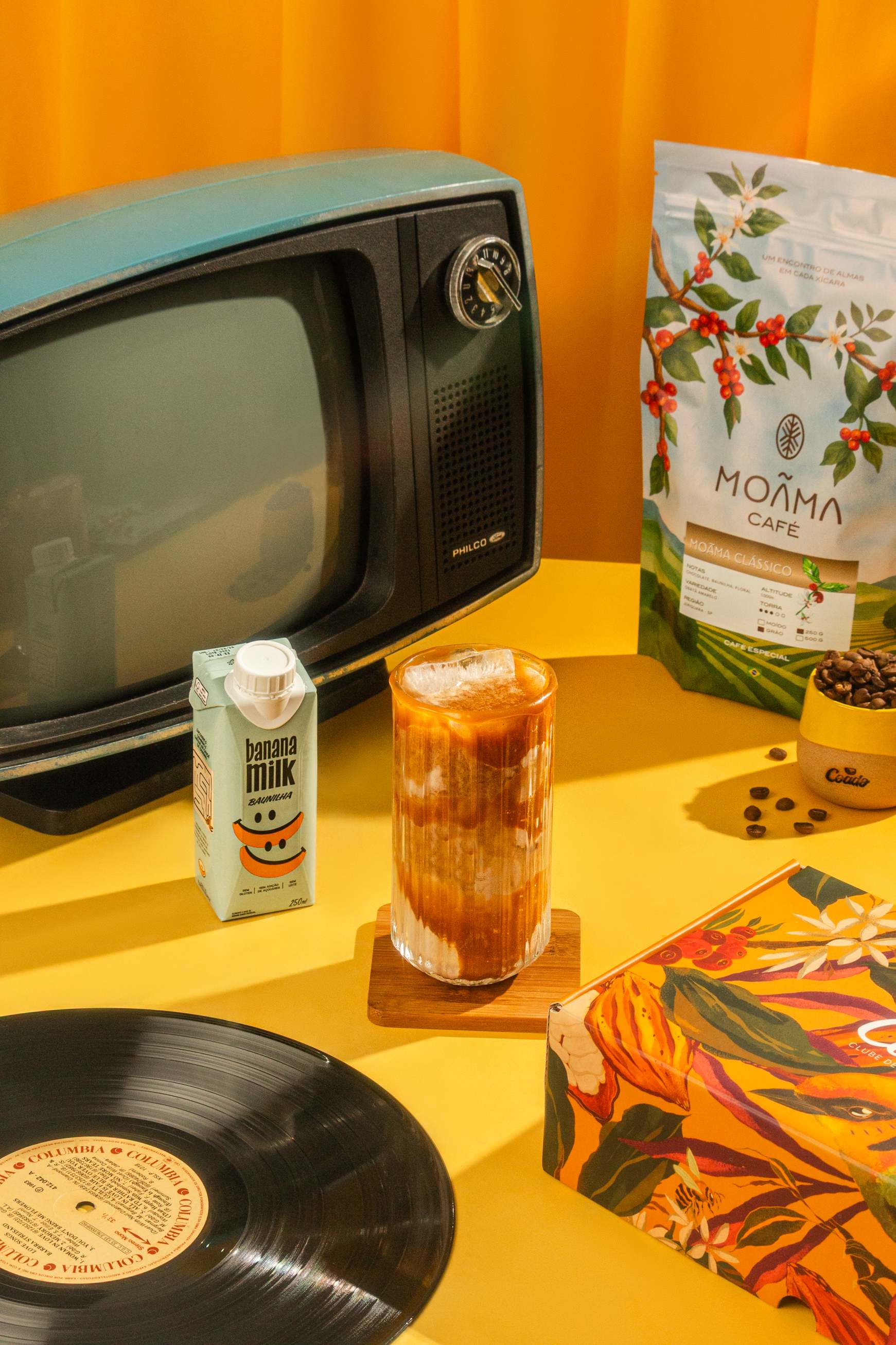 Cenário retrô com café gelado, pacote de café especial e caixa Coado