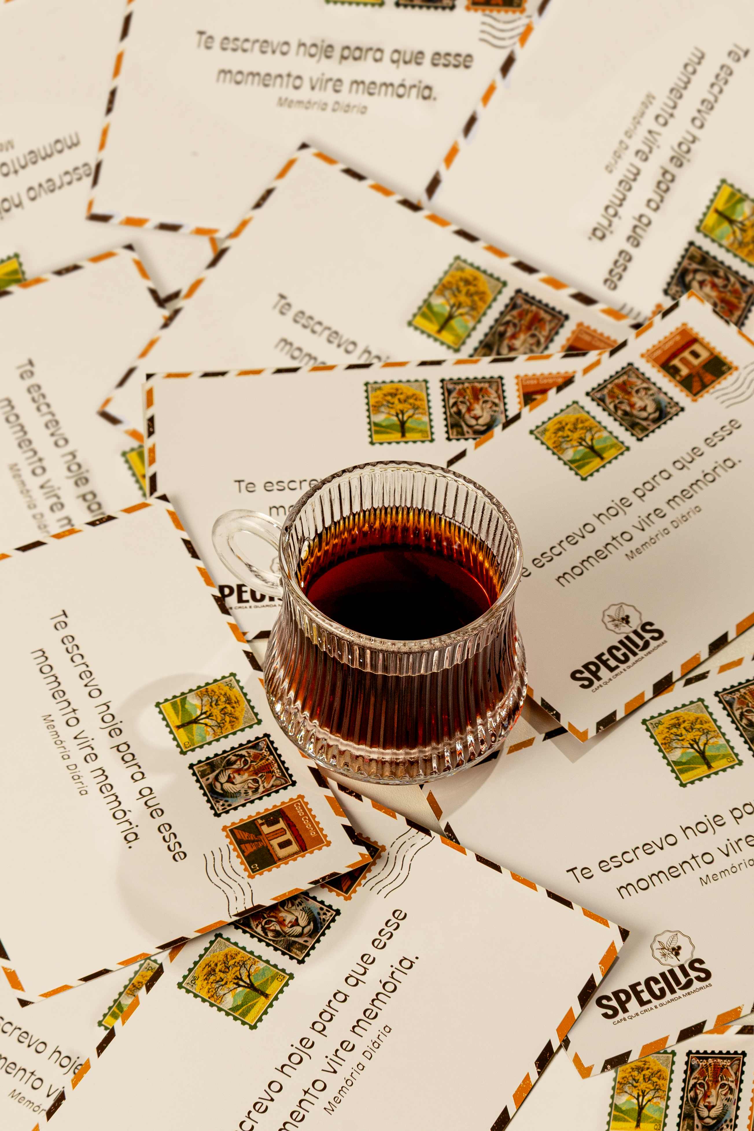 Cartões de mensagem personalizados espalhados com um copo de café